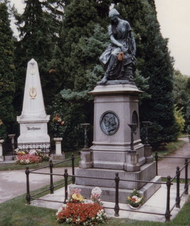 ウィーン中央墓地のモーツァルトの石碑とベートーヴェンの墓